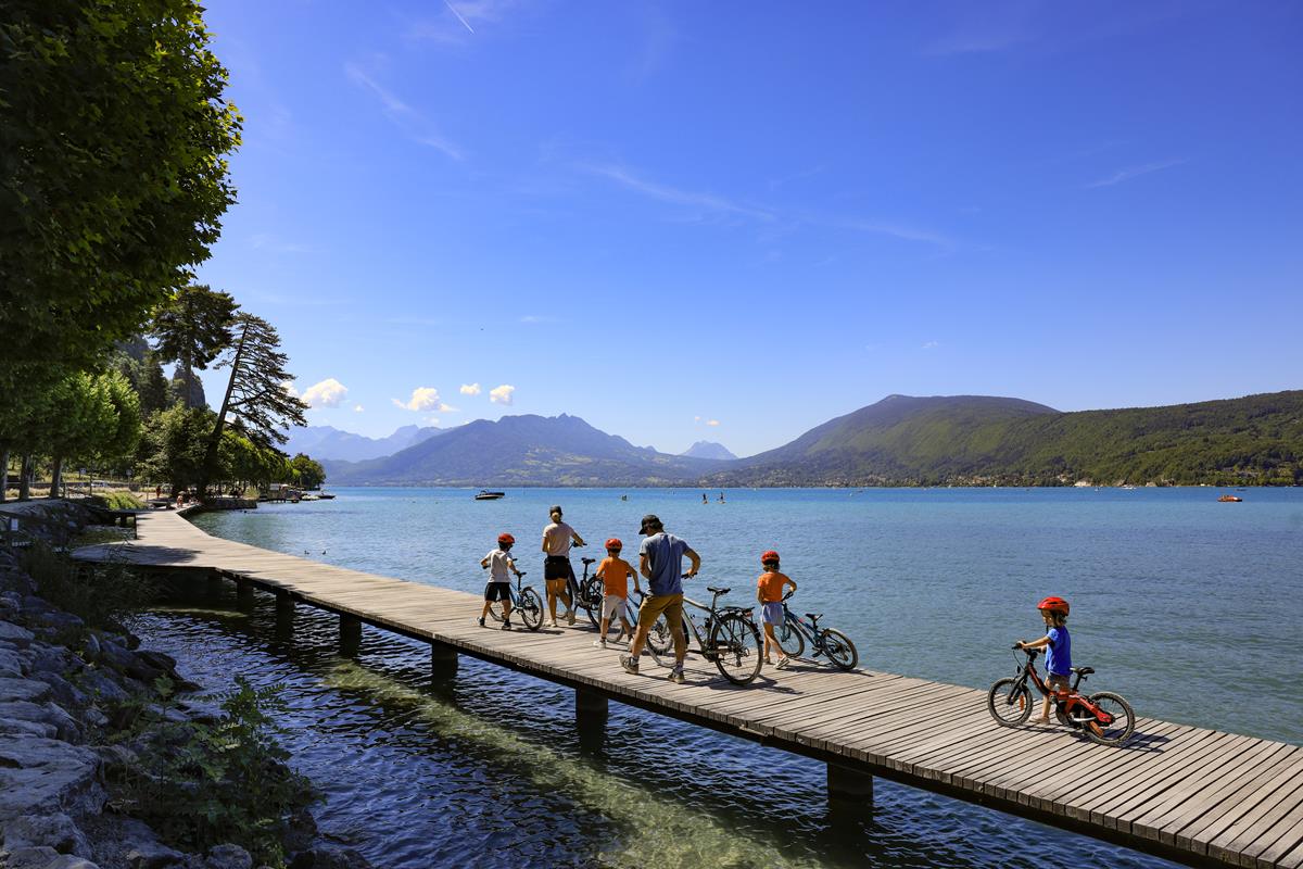 Annecy sous le soleil d'été : aventures et plaisirs au bord du lac